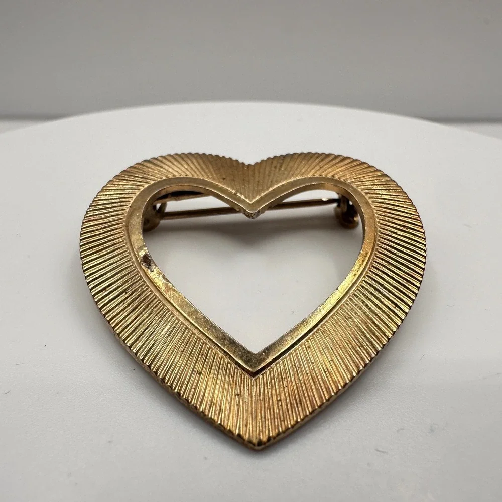 Vintage 80s Gold Tone Heart Brooch Pin Ribbed Texture Open Frame Women's Jewelry